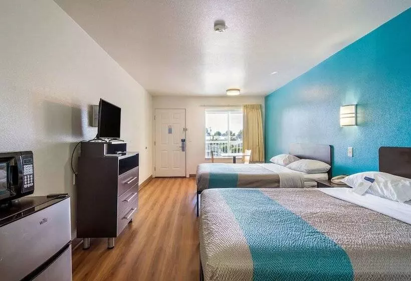 Motel 6 Portland Mall   205