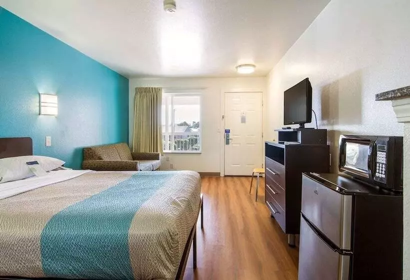 Motel 6 Portland Mall   205