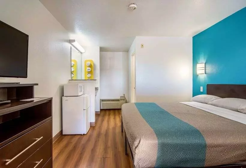 Motel 6 Portland Mall   205