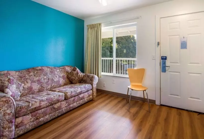 Motel 6 Portland Mall   205