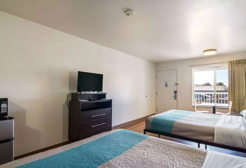 Motel 6 Portland Mall   205