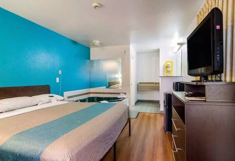 Motel 6 Portland Mall   205