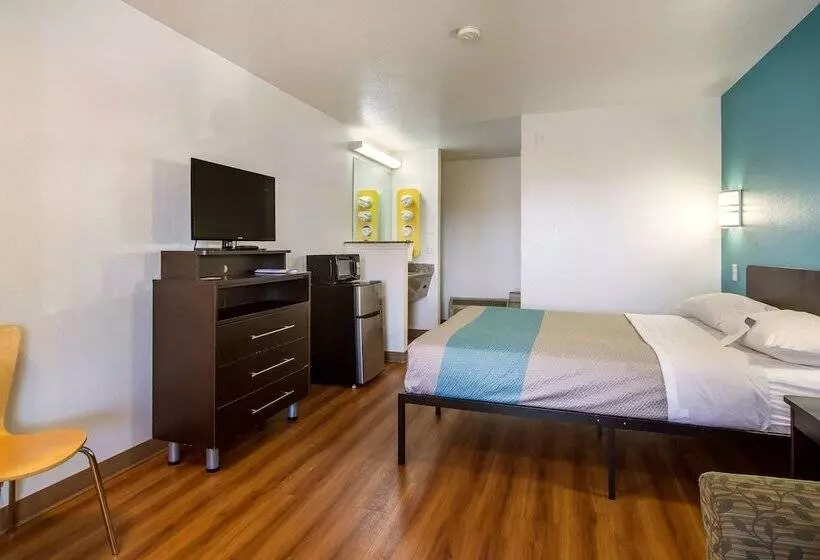 Motel 6 Portland Mall   205