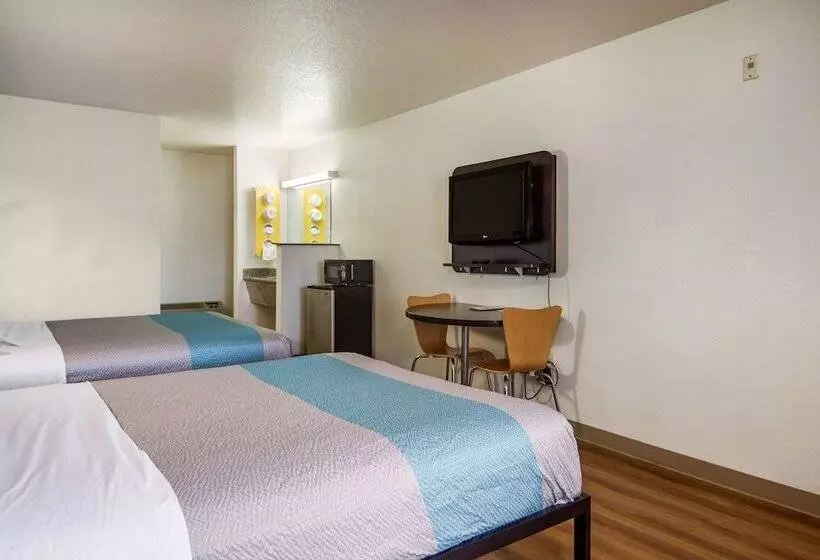 Motel 6 Portland Mall   205