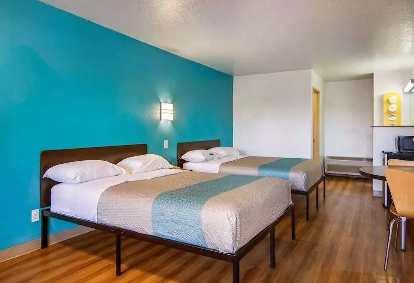 Motel 6 Portland Mall   205