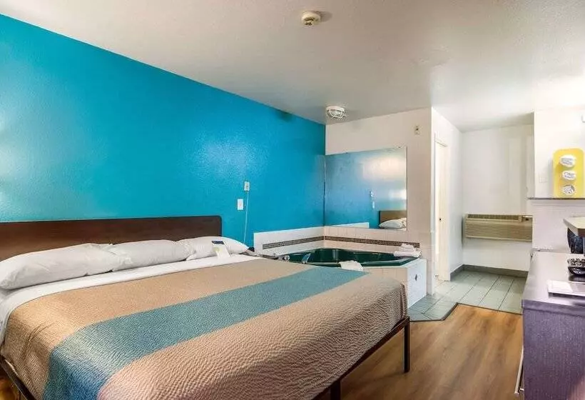 Motel 6 Portland Mall   205