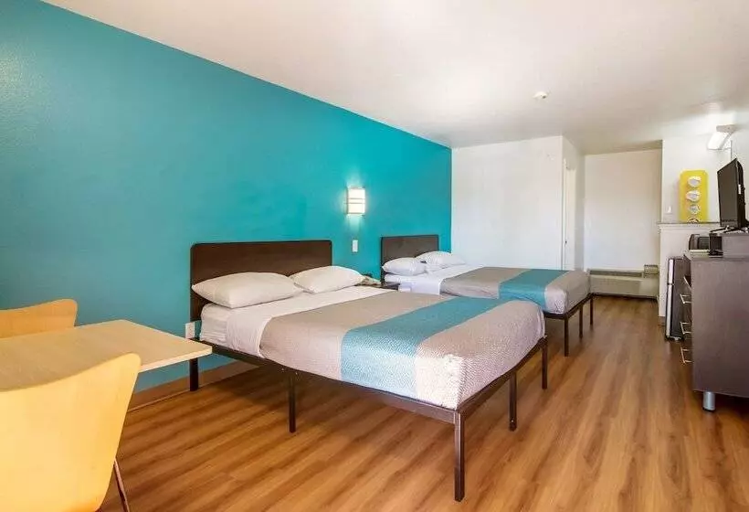 Motel 6 Portland Mall   205