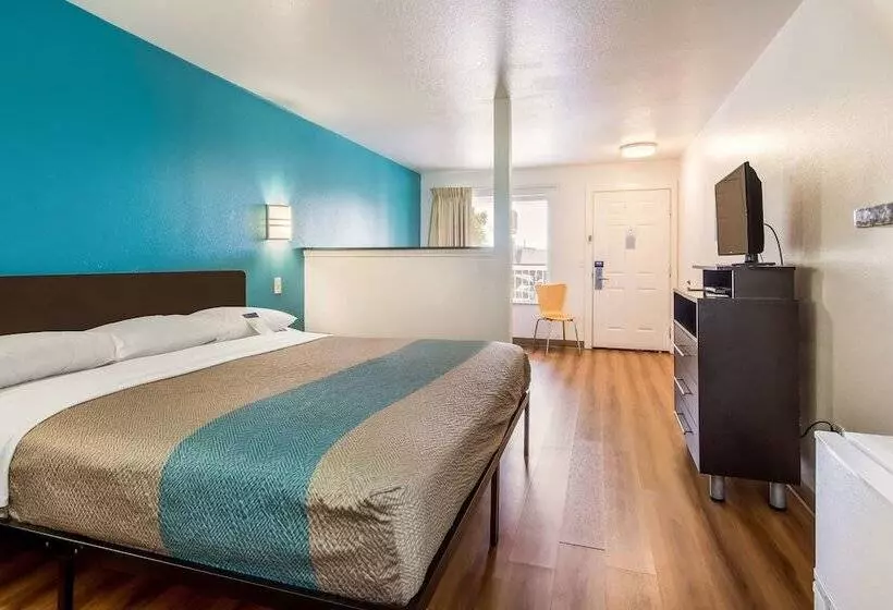 Motel 6 Portland Mall   205