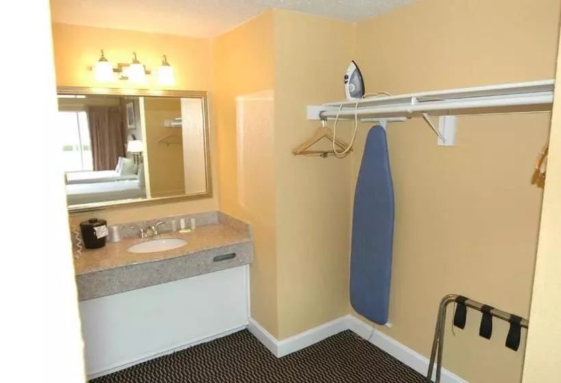 モーテル Ambassadors Inn & Suites