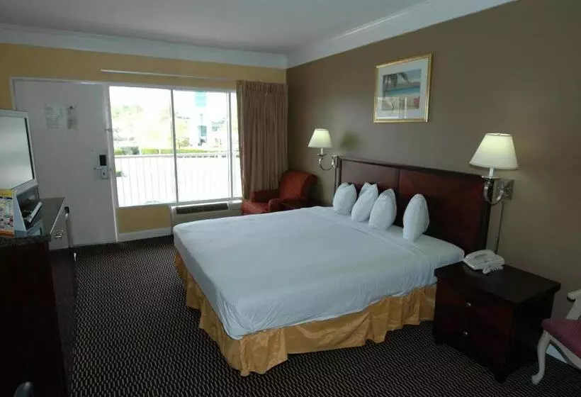 モーテル Ambassadors Inn & Suites