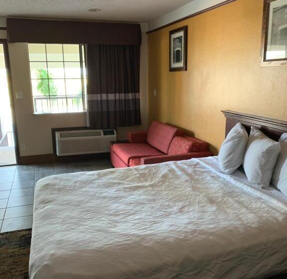 Motel Deluxe Inn And Suites