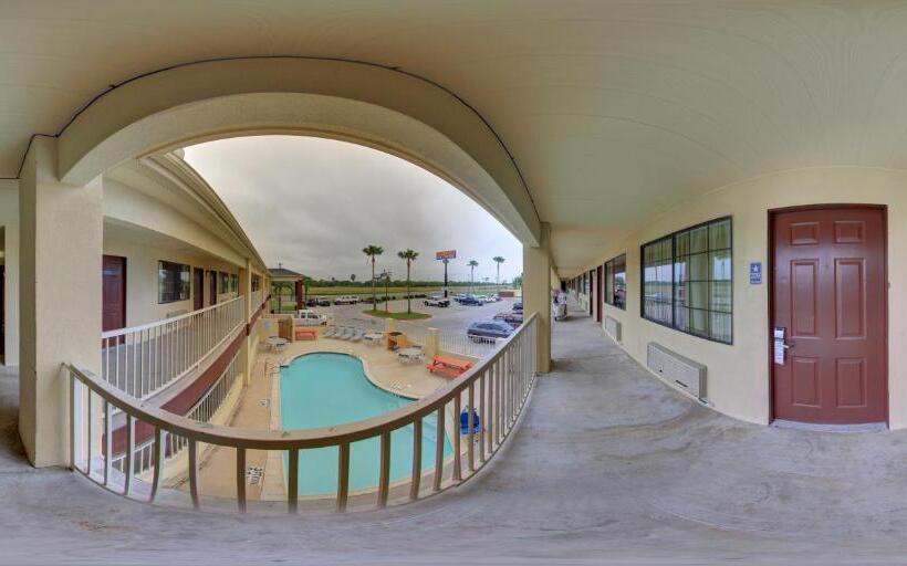 Motel Deluxe Inn And Suites