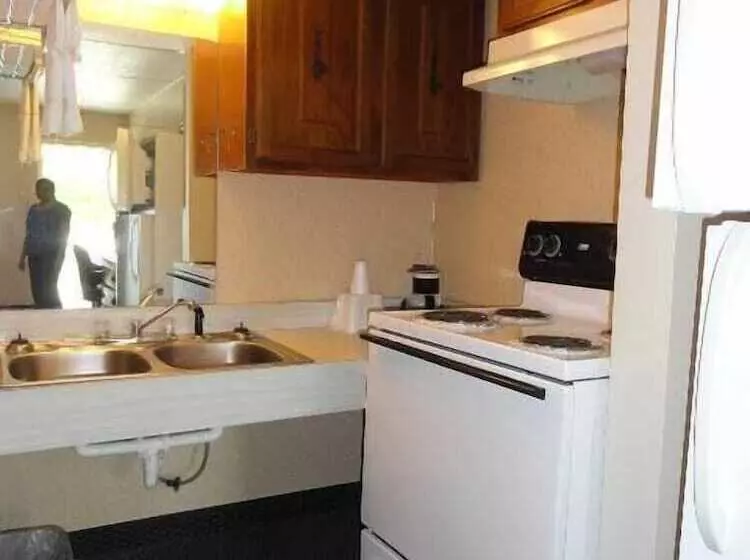 モーテル Red Carpet Inn Terre Haute