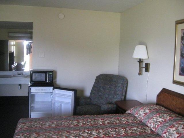 מוטל Red Carpet Inn Terre Haute