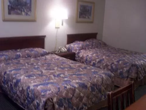 モーテル Red Carpet Inn Terre Haute