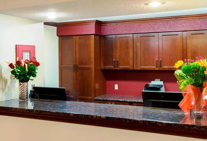 Motelli Red Roof Inn Plus+ & Suites Malone