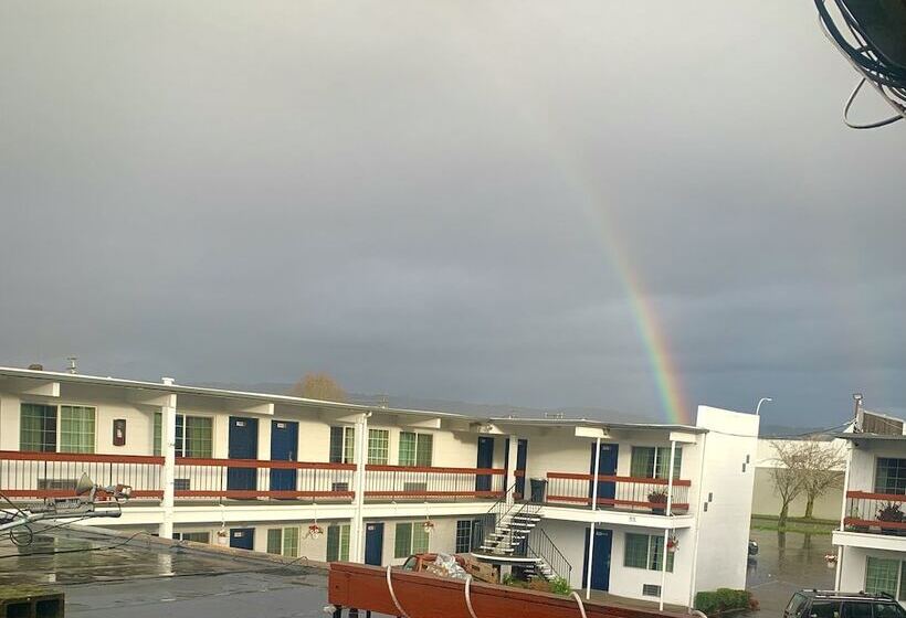 モーテル Travelers Inn