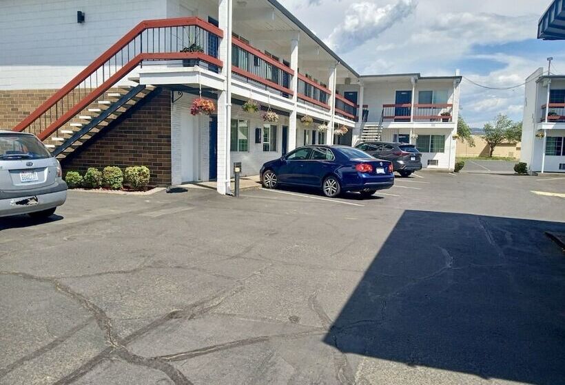 モーテル Travelers Inn