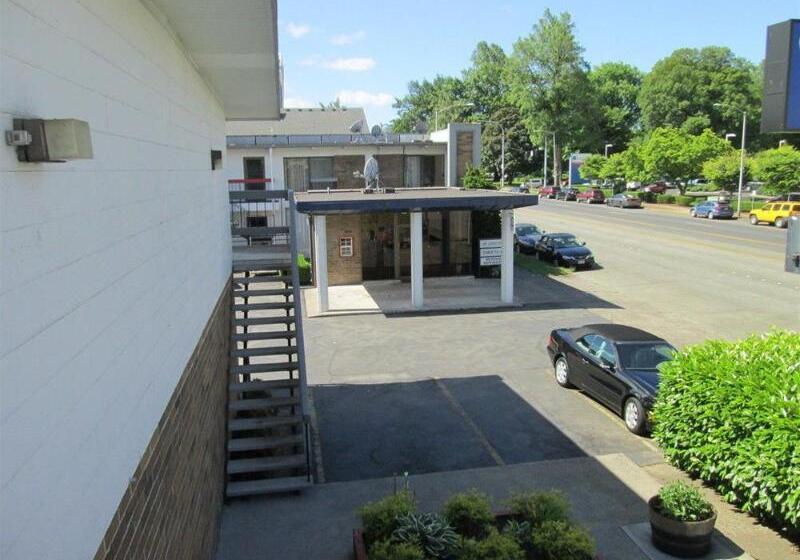 モーテル Travelers Inn