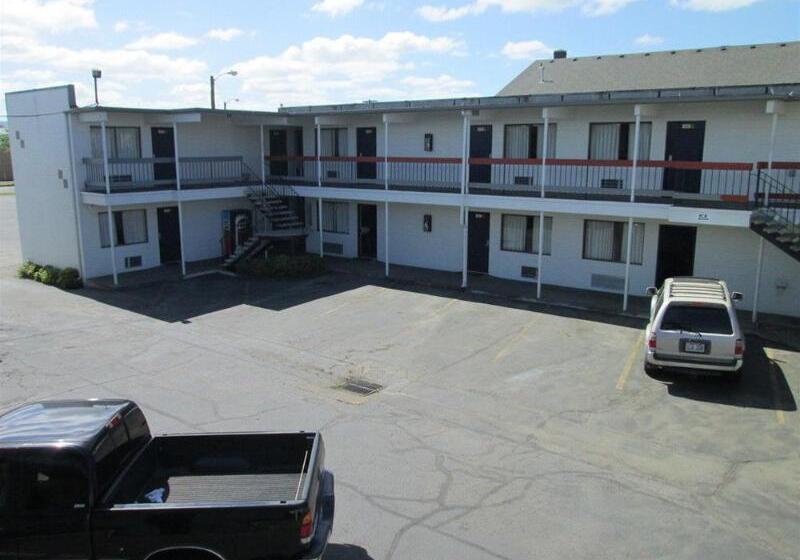 モーテル Travelers Inn