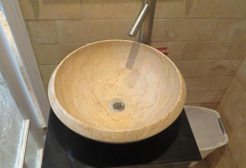 Trylon Hotel Hollywood