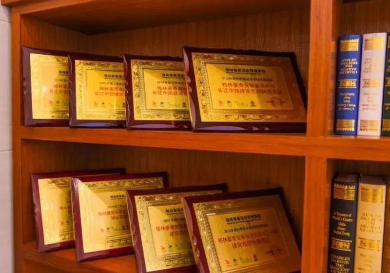 Hotelli Greentree Inn Chizhou Changjiang Middle Road Shangzhidu Commerce Square Express
