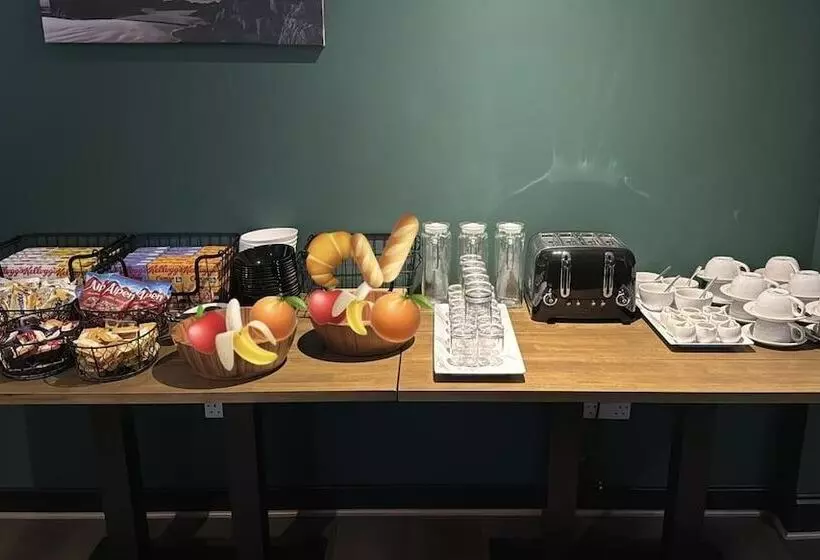 Crown Court Hotel & Bar