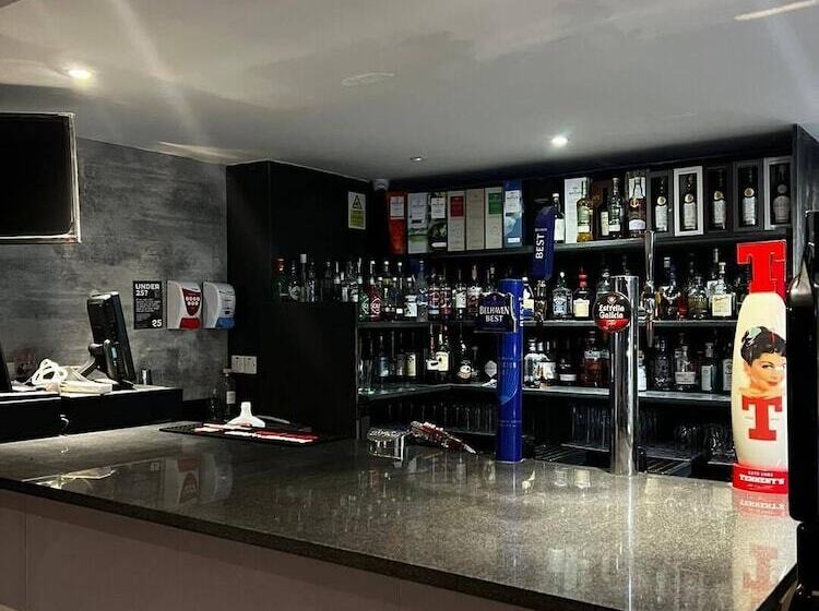 Crown Court Hotel & Bar