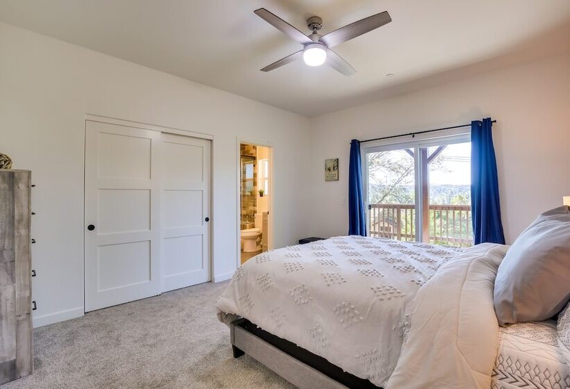 Newly Built Lakeview Home With Family Game Room!