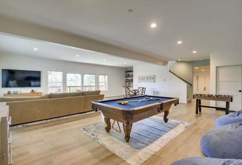 Newly Built Lakeview Home With Family Game Room!