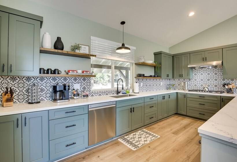 Newly Built Lakeview Home With Family Game Room!