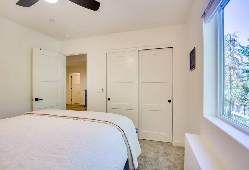 Newly Built Lakeview Home With Family Game Room!