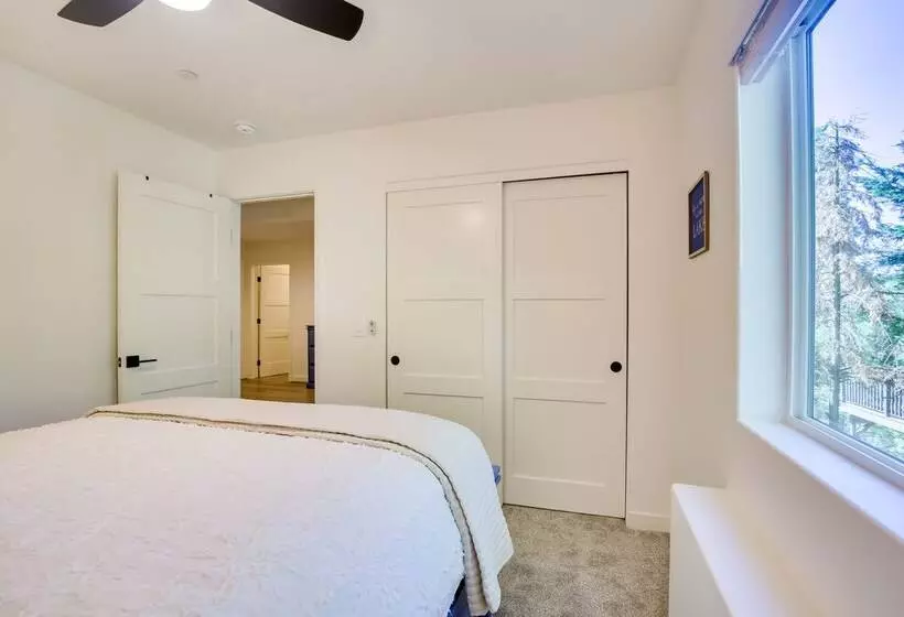 Newly Built Lakeview Home With Family Game Room!