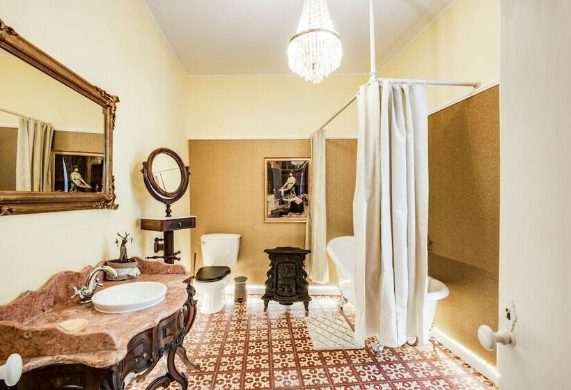 پانسیون Luxa Charm House