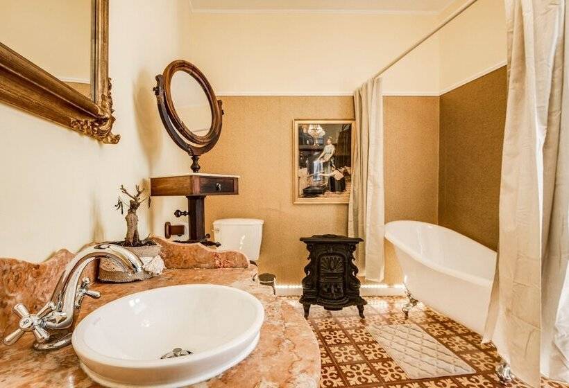 پانسیون Luxa Charm House