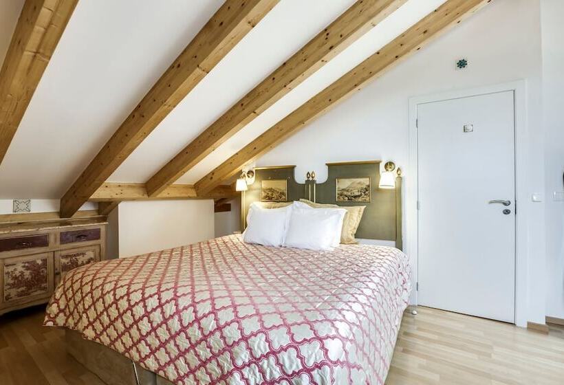 پانسیون Luxa Charm House