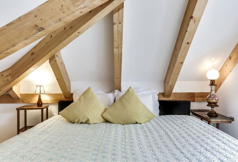 پانسیون Luxa Charm House