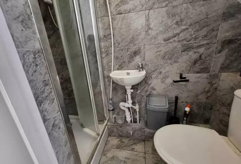 Retkeilymaja Easy Rooms, London Luton Airport  24 Hour Check In