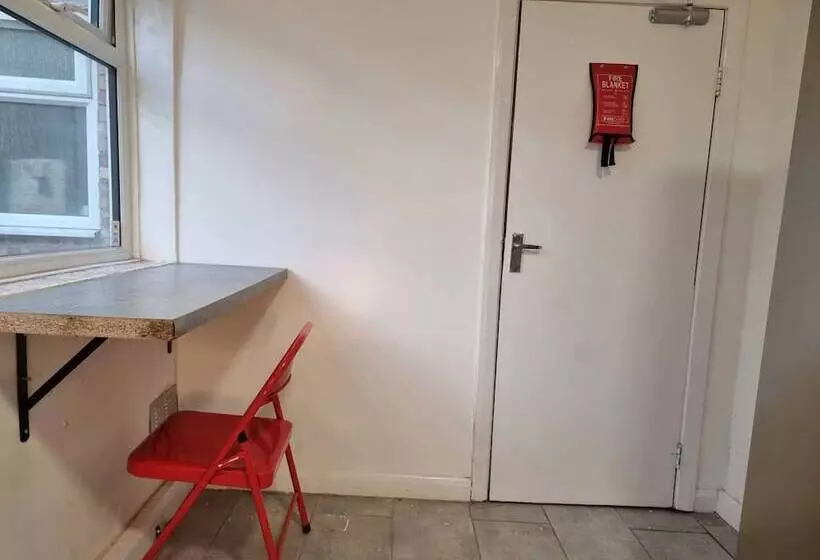 Retkeilymaja Easy Rooms, London Luton Airport  24 Hour Check In