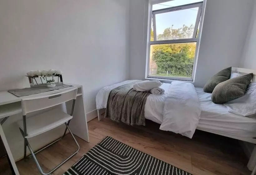 Retkeilymaja Easy Rooms, London Luton Airport  24 Hour Check In