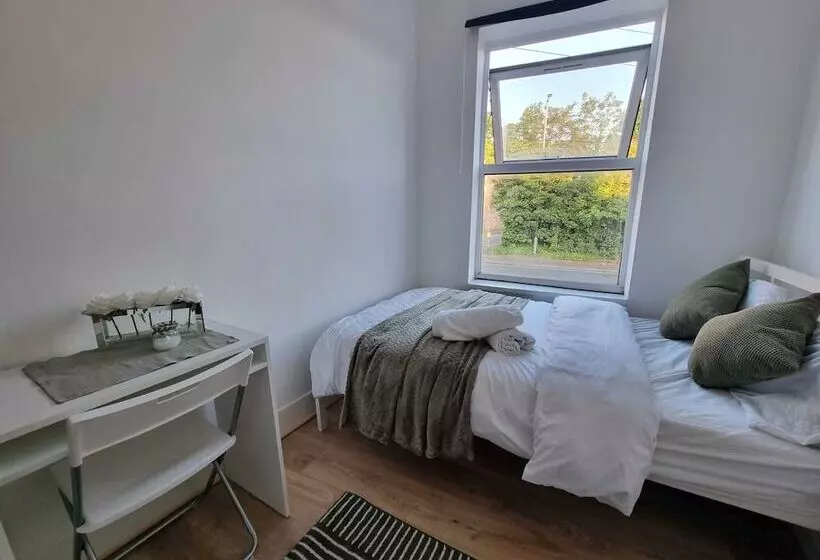 Retkeilymaja Easy Rooms, London Luton Airport  24 Hour Check In