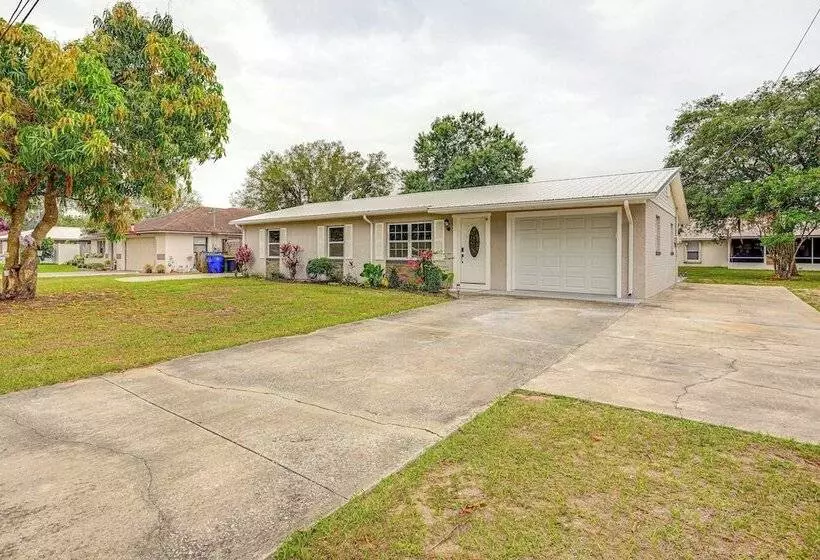 Avon Park Home W/ Private Hot Tub & Sunroom!