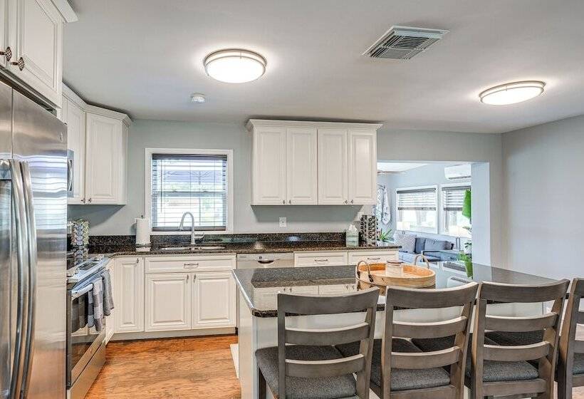 Avon Park Home W/ Private Hot Tub & Sunroom!