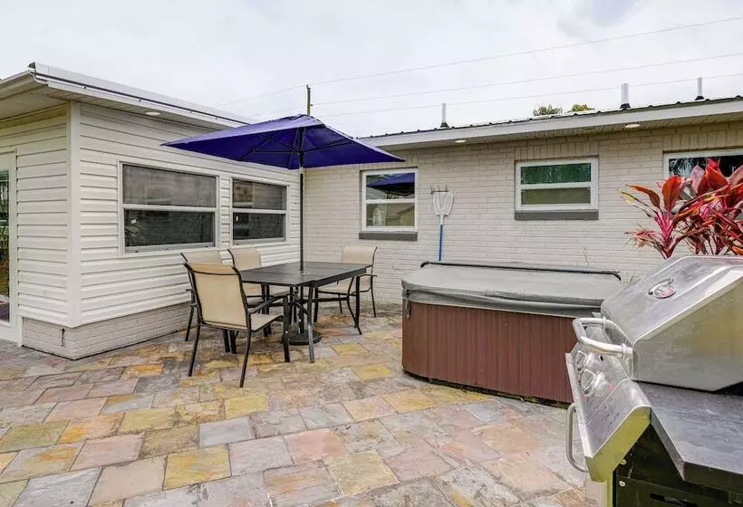 Avon Park Home W/ Private Hot Tub & Sunroom!