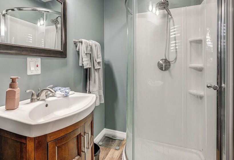 Avon Park Home W/ Private Hot Tub & Sunroom!