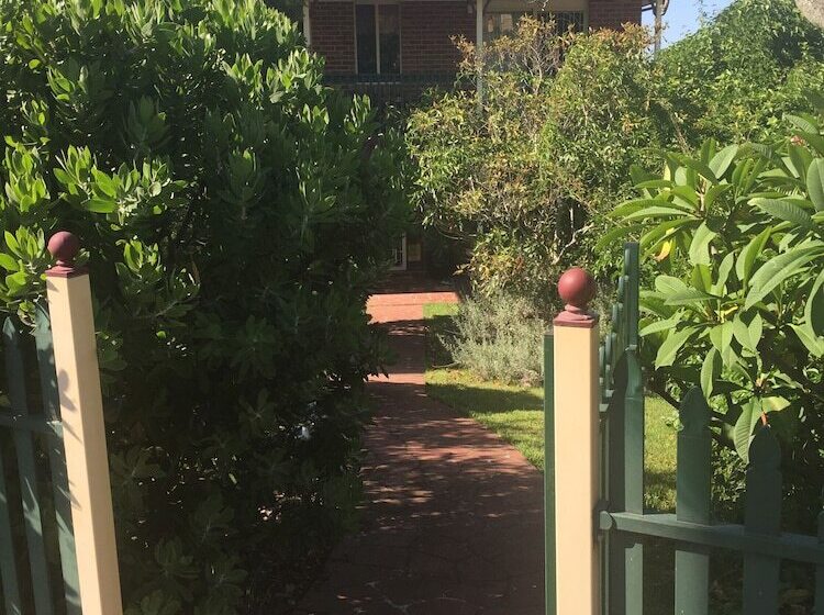 住宿加早餐  Lakeside Shared Manor  Private 1 Or 2 Bedrooms Bathrooms Lounge Area & More