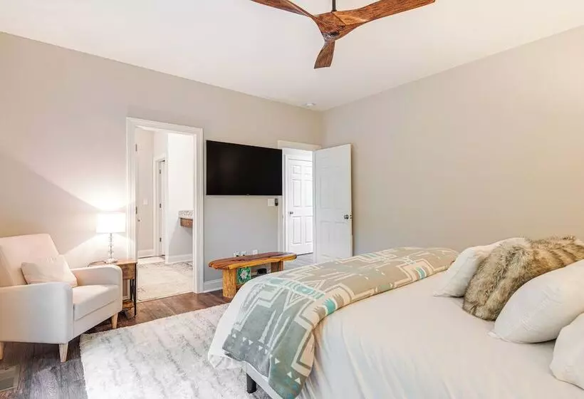 Cabin Rental Near Black Mountain: Fire Pit & Grill