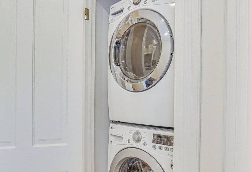 Charming Champaign Victorian W/ Deck!