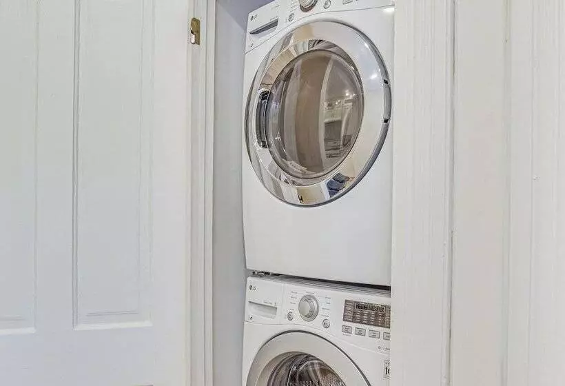 Charming Champaign Victorian W/ Deck!