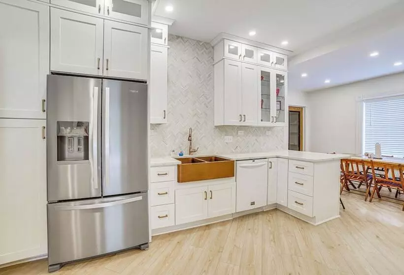 Charming Champaign Victorian W/ Deck!